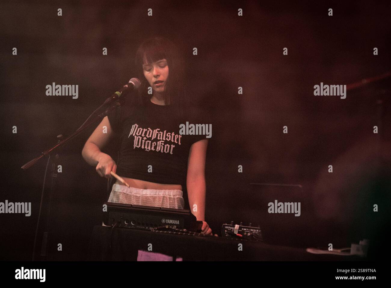Thea Dora live in concerto al VolumeVillage, Aarhus, Danimarca Foto Stock