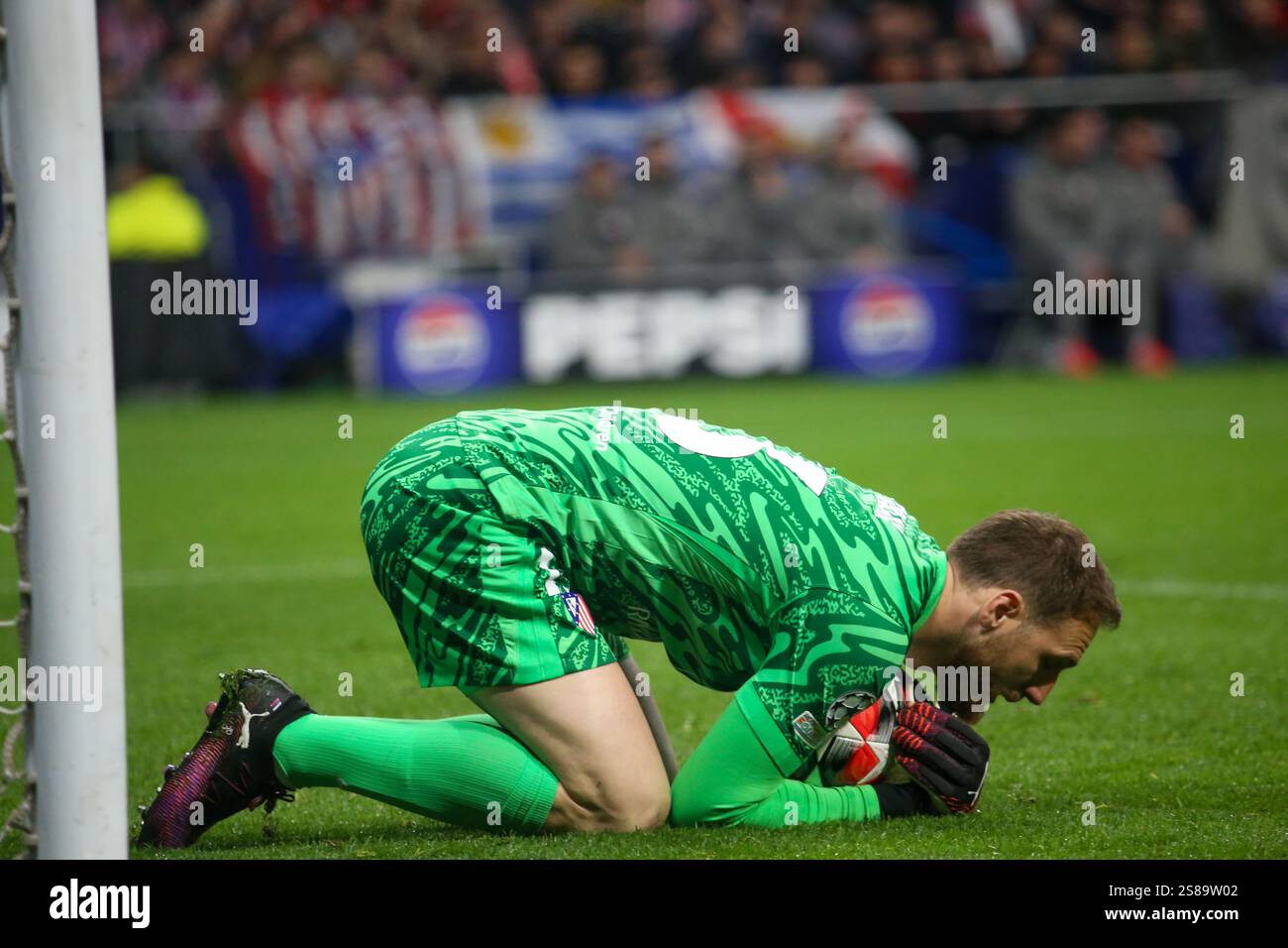 Madrid, Spagna, 21 gennaio 2025: Il portiere dell'Atletico Madrid Jan Oblak (13) prende la palla durante la fase 7 della UEFA Champions League tra l'Atletico Madrid e il Bayer 04 Leverkusen il 21 gennaio 2025 al Riyadh Air Metropolitano di Madrid, Spagna. Crediti: Alberto Brevers / Alamy Live News. Foto Stock