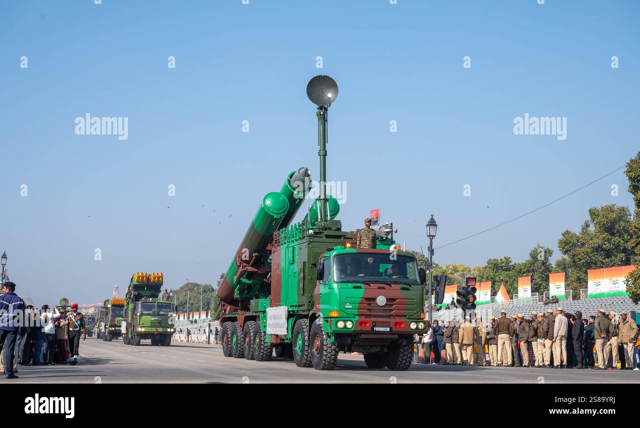 (Al centro) il BrahMos missile Autonomous Launcher Vehicle si riferisce a una piattaforma mobile dotata di un lanciatore automatico progettato per il rapido dispiegamento del sistema missilistico BrahMos che partecipa alle prove per la Republic Day Parade 2025 al Kartavya Path, nuova Delhi, India. Le prove per la Republic Day Parade 2025 sono in corso sul percorso Kartavya (precedentemente noto come Rajpath) a nuova Delhi. L'evento mette in mostra la forza delle forze armate indiane, il patrimonio culturale e i progressi tecnologici. Le truppe marciano con precisione sincronizzata, accompagnate da una grande mostra di carri armati Foto Stock