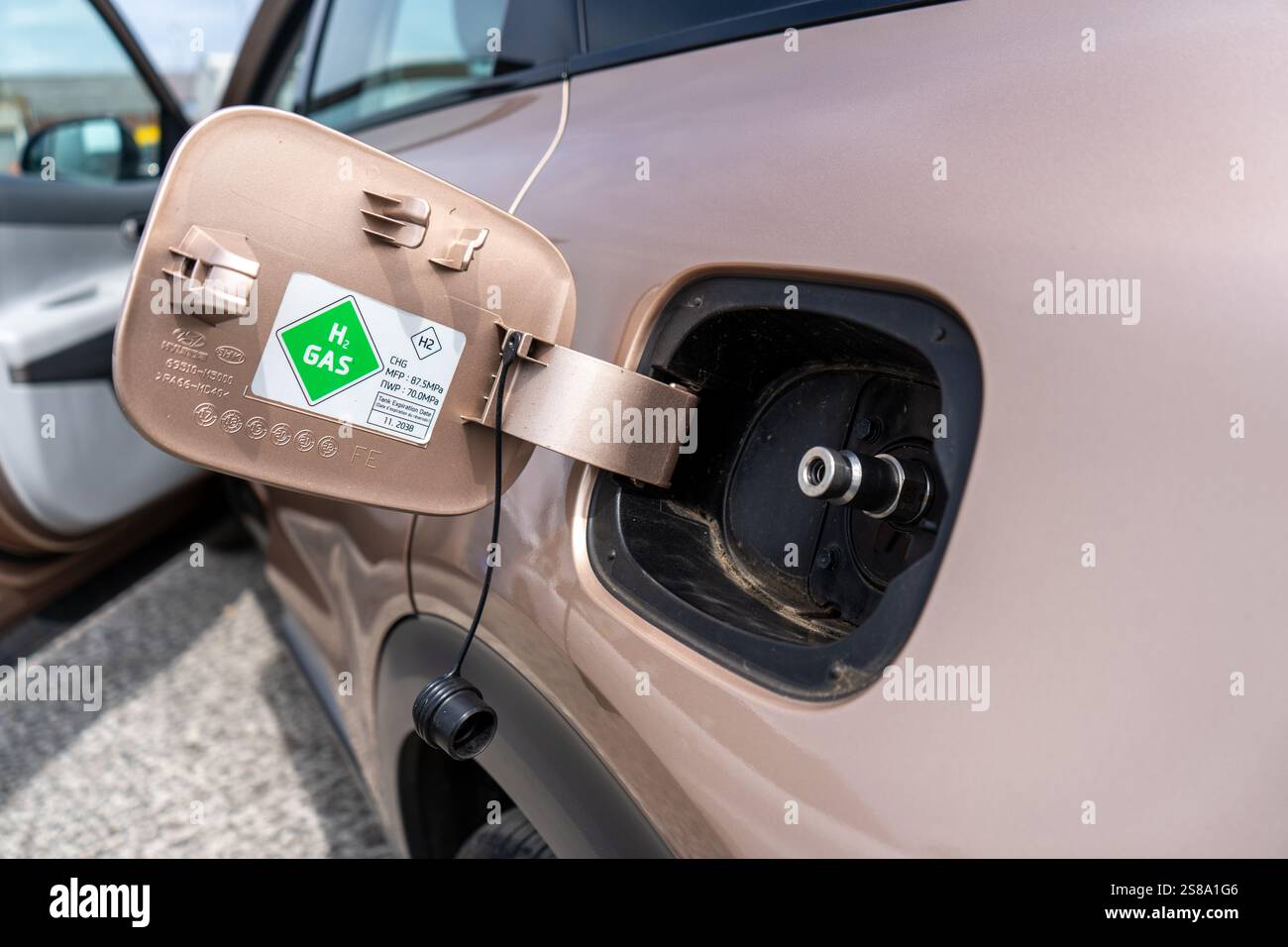 Ugello di rifornimento di idrogeno per riempire il serbatoio di idrogeno su un veicolo elettrico a celle a combustibile idrogeno Hyundai NEXO FCEV FUEL FUEL FUEL Cell gas H2 Foto Stock