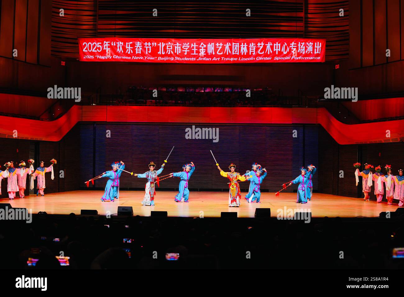 New York, Stati Uniti. 21 gennaio 2025. Gli studenti cinesi della Beijing Jinfan Youth Art Troupe si esibiscono al Lincoln Center di New York, negli Stati Uniti, il 20 gennaio 2025. Circa 400 studenti della Beijing Jinfan Youth Art Troupe e della United Nations International School Band il lunedì sera si sono Uniti per tenere uno spettacolo spettacolare al Lincoln Center di New York City e per celebrare il Festival di Primavera che cade il 29 gennaio di quest'anno. Crediti: Xinhua/Alamy Live News Foto Stock