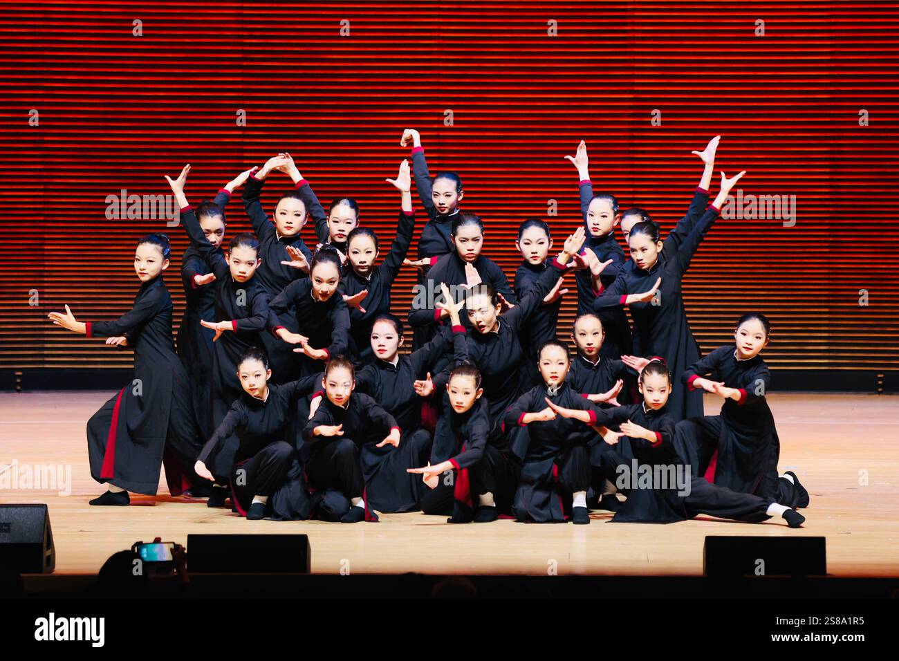 New York, Stati Uniti. 21 gennaio 2025. Gli studenti cinesi della Beijing Jinfan Youth Art Troupe si esibiscono al Lincoln Center di New York, negli Stati Uniti, il 20 gennaio 2025. Circa 400 studenti della Beijing Jinfan Youth Art Troupe e della United Nations International School Band il lunedì sera si sono Uniti per tenere uno spettacolo spettacolare al Lincoln Center di New York City e per celebrare il Festival di Primavera che cade il 29 gennaio di quest'anno. Crediti: Xinhua/Alamy Live News Foto Stock