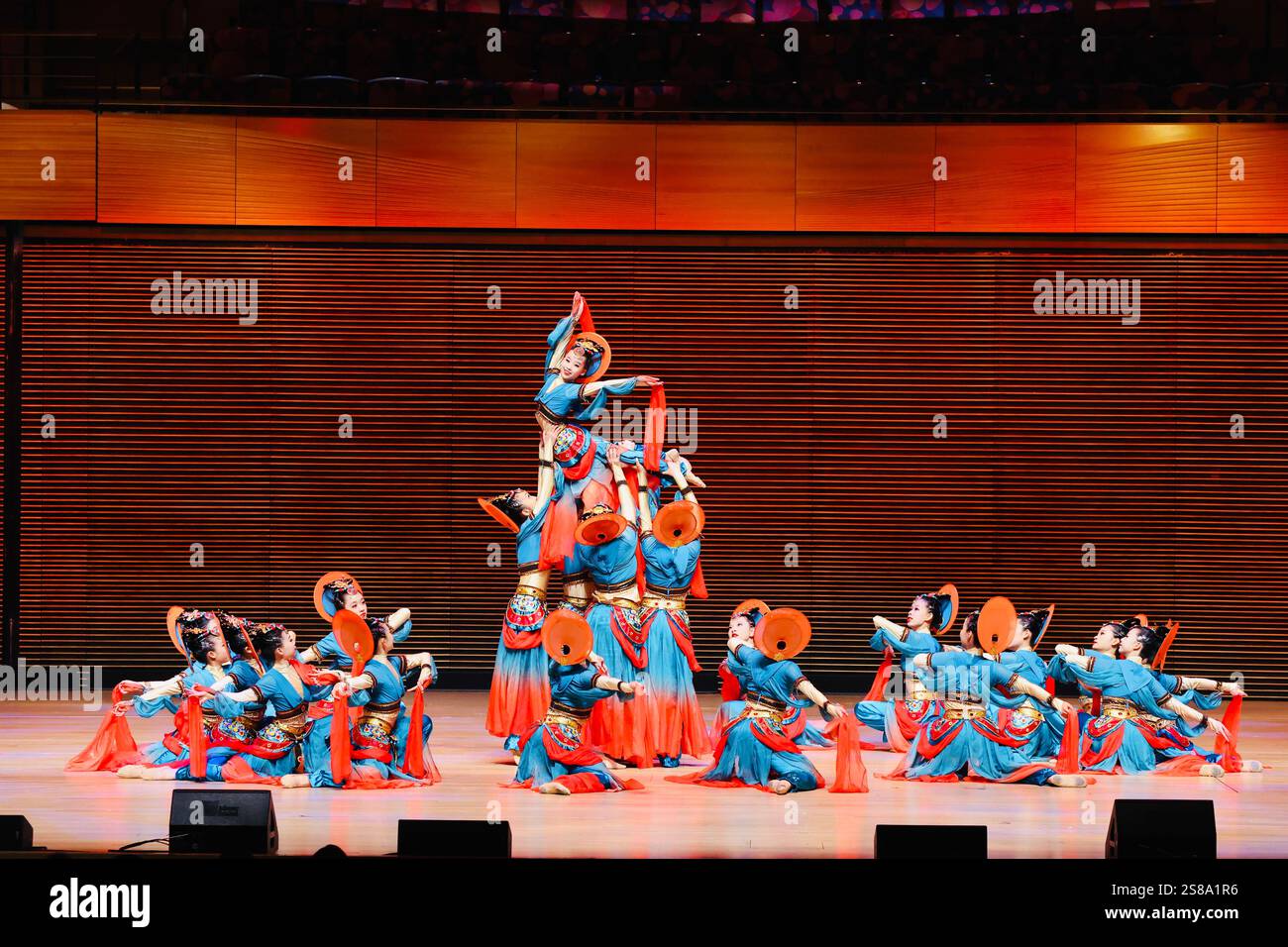 New York, Stati Uniti. 21 gennaio 2025. Gli studenti cinesi della Beijing Jinfan Youth Art Troupe si esibiscono al Lincoln Center di New York, negli Stati Uniti, il 20 gennaio 2025. Circa 400 studenti della Beijing Jinfan Youth Art Troupe e della United Nations International School Band il lunedì sera si sono Uniti per tenere uno spettacolo spettacolare al Lincoln Center di New York City e per celebrare il Festival di Primavera che cade il 29 gennaio di quest'anno. Crediti: Xinhua/Alamy Live News Foto Stock