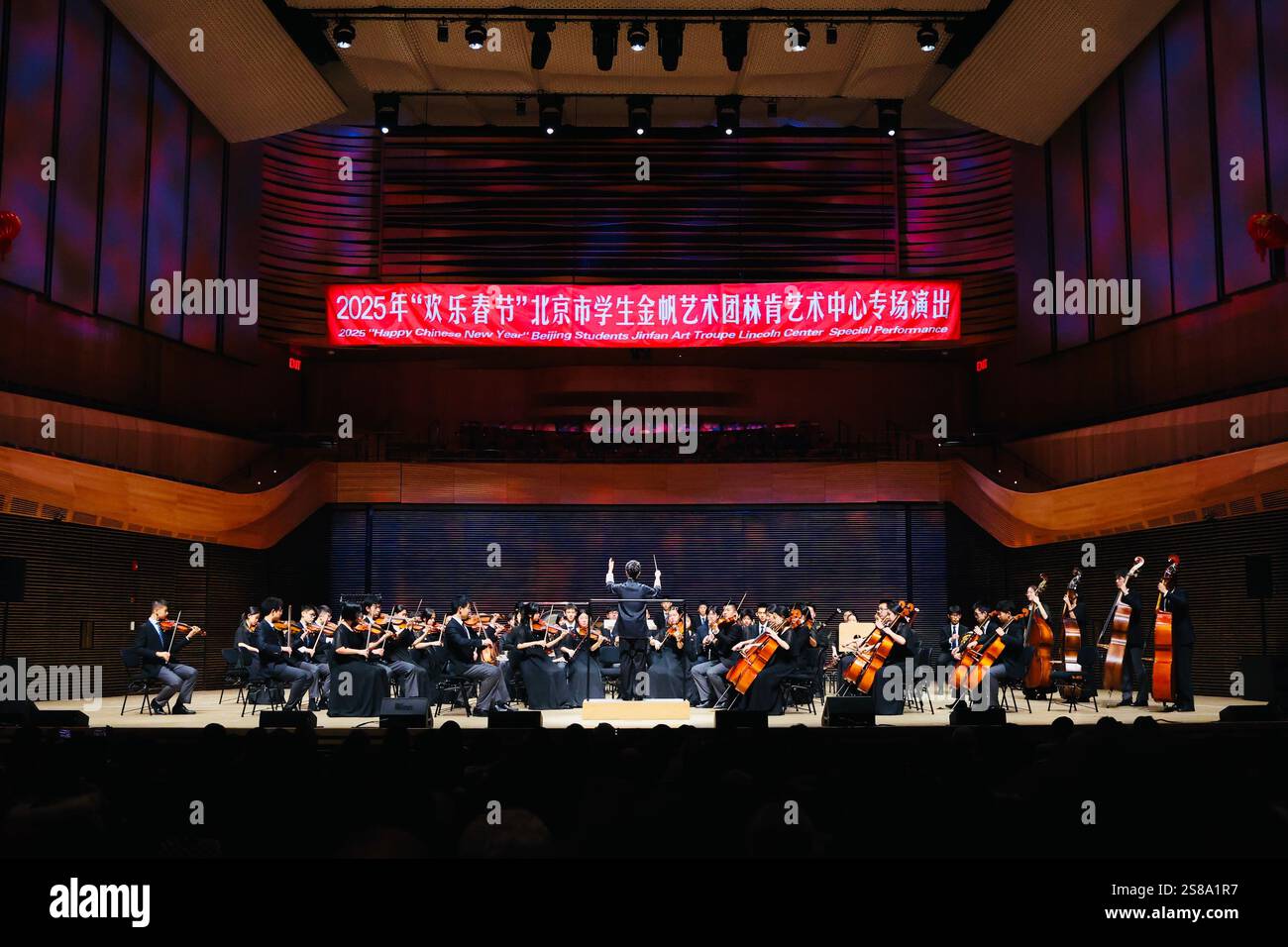 New York, Stati Uniti. 21 gennaio 2025. Gli studenti cinesi della Beijing Jinfan Youth Art Troupe si esibiscono al Lincoln Center di New York, negli Stati Uniti, il 20 gennaio 2025. Circa 400 studenti della Beijing Jinfan Youth Art Troupe e della United Nations International School Band il lunedì sera si sono Uniti per tenere uno spettacolo spettacolare al Lincoln Center di New York City e per celebrare il Festival di Primavera che cade il 29 gennaio di quest'anno. Crediti: Xinhua/Alamy Live News Foto Stock