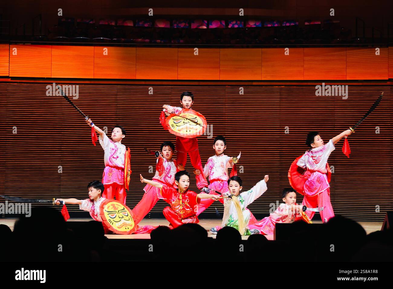 New York, Stati Uniti. 21 gennaio 2025. Gli studenti cinesi della Beijing Jinfan Youth Art Troupe si esibiscono al Lincoln Center di New York, negli Stati Uniti, il 20 gennaio 2025. Circa 400 studenti della Beijing Jinfan Youth Art Troupe e della United Nations International School Band il lunedì sera si sono Uniti per tenere uno spettacolo spettacolare al Lincoln Center di New York City e per celebrare il Festival di Primavera che cade il 29 gennaio di quest'anno. Crediti: Xinhua/Alamy Live News Foto Stock