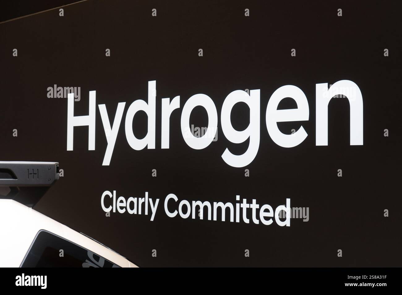 Auto a idrogeno Hyundai Initium con lo slogan di Hyundai chiaramente impegnato sull'idrogeno. Immagine dal Salone dell'automobile di Bruxelles 2025 Auto Salon BE Belgium Foto Stock