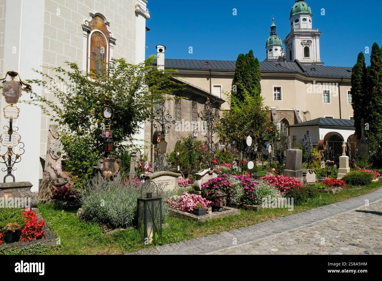 Salisburgo, Austria. Abbazia di San Pietro e monastero. Vecchi marcatori del cimitero degli anni '1700 Foto Stock