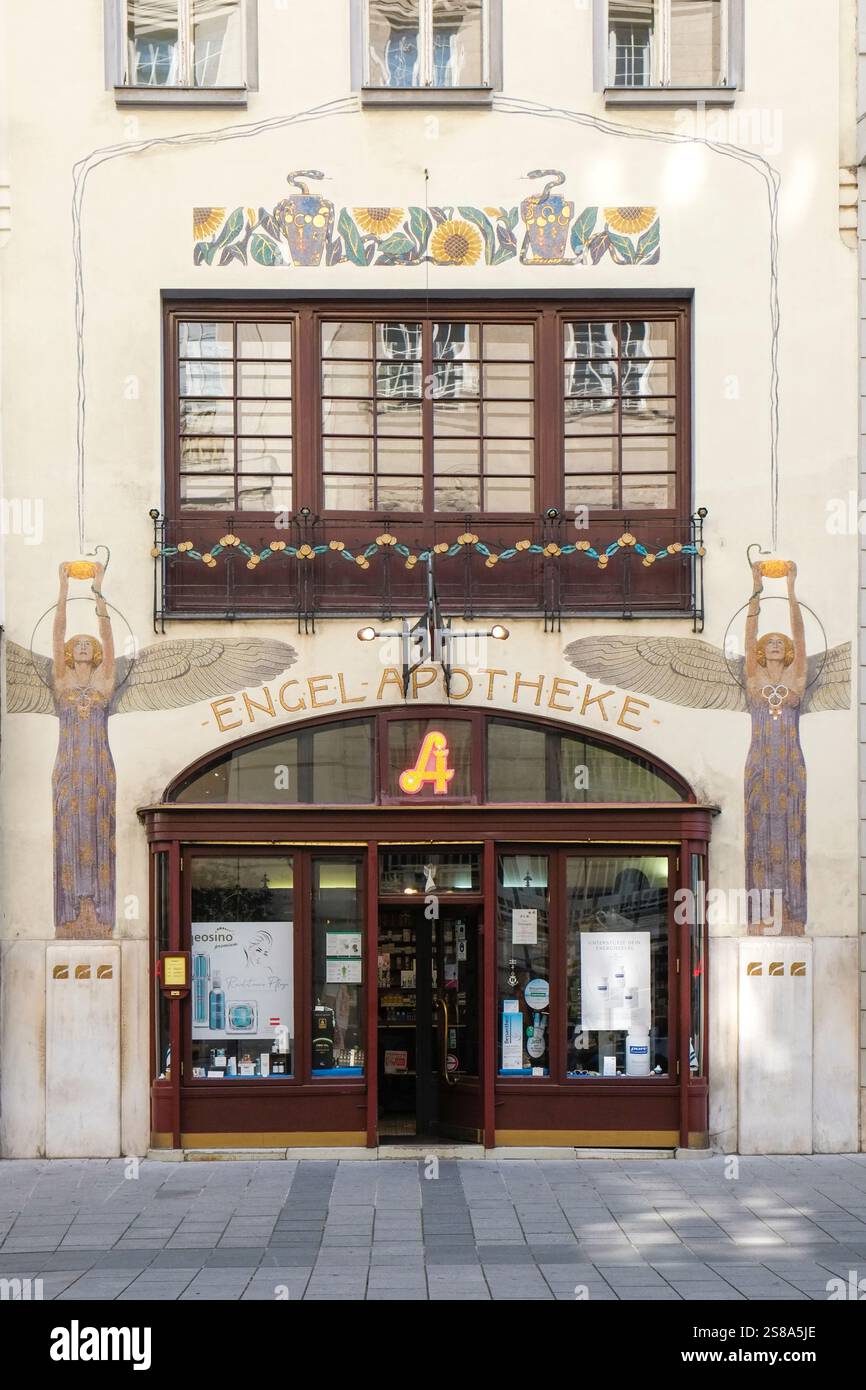 Vienna, Austria. Design Art Nouveau su un vecchio farmacista. Foto Stock