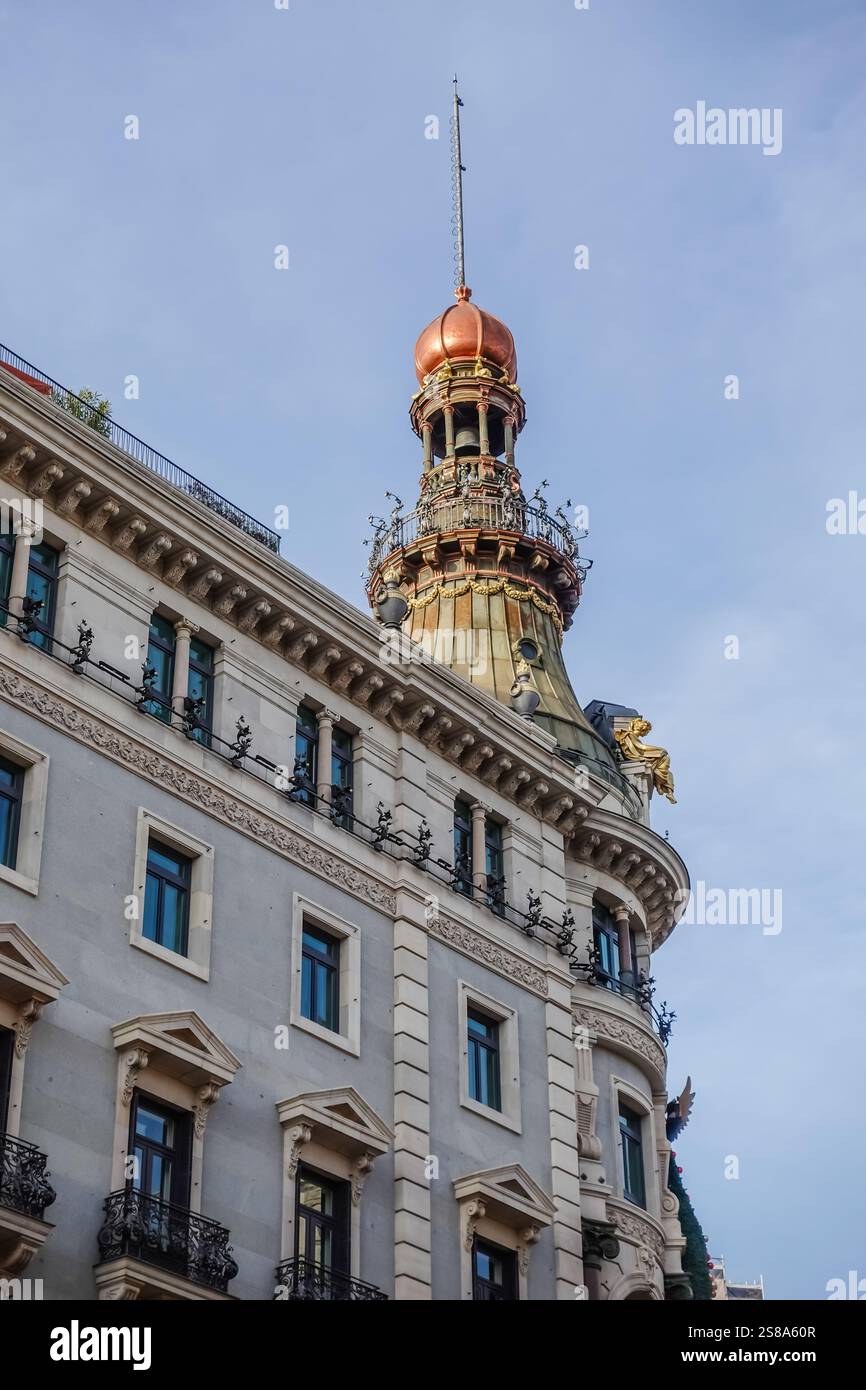 Edificio dall'architettura e dallo stile mozzafiato di Madrid. Foto Stock
