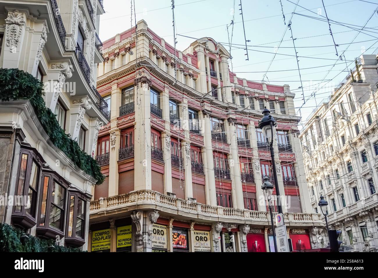 Edificio dall'architettura e dallo stile mozzafiato di Madrid. Foto Stock