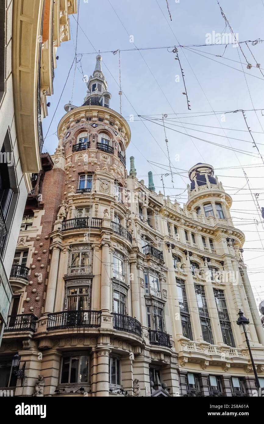 Edificio dall'architettura e dallo stile mozzafiato di Madrid. Foto Stock