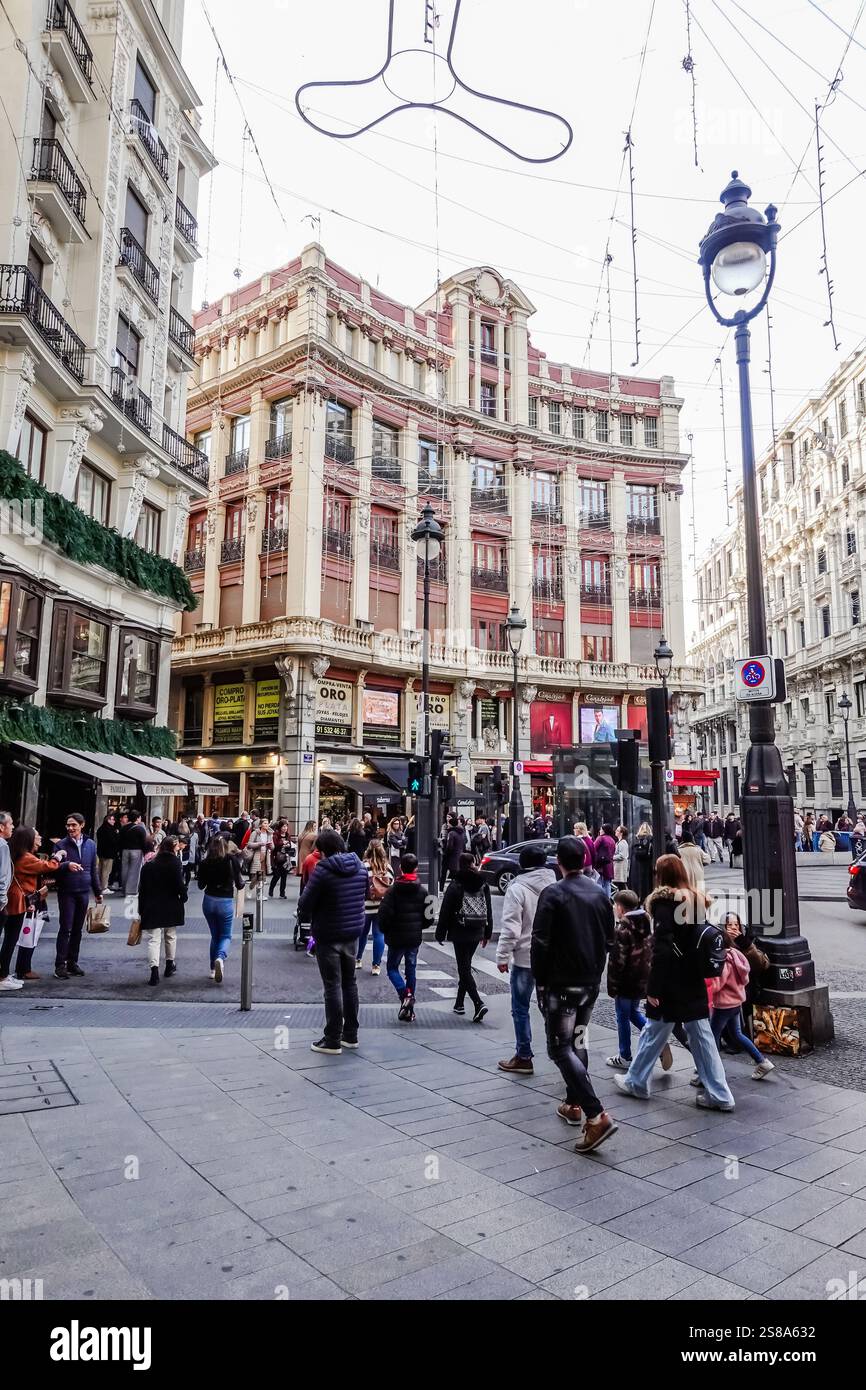 Edificio dall'architettura e dallo stile mozzafiato di Madrid. Foto Stock