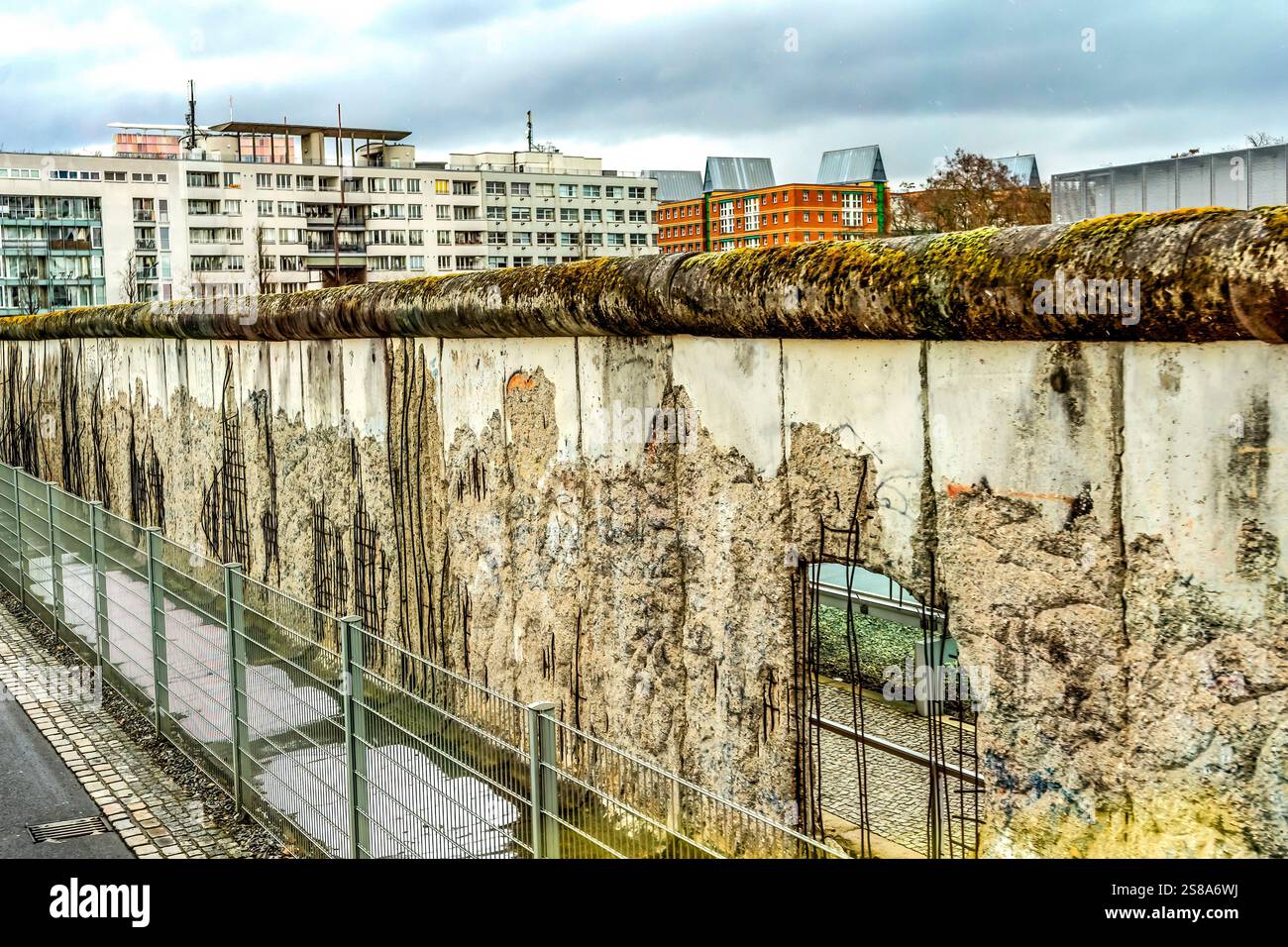 Resti del muro di Berlino. Wall separò Berlino Ovest dalla Germania Est dal 1961 al 1989 per impedire ai tedeschi dell'Est di fuggire. Foto Stock