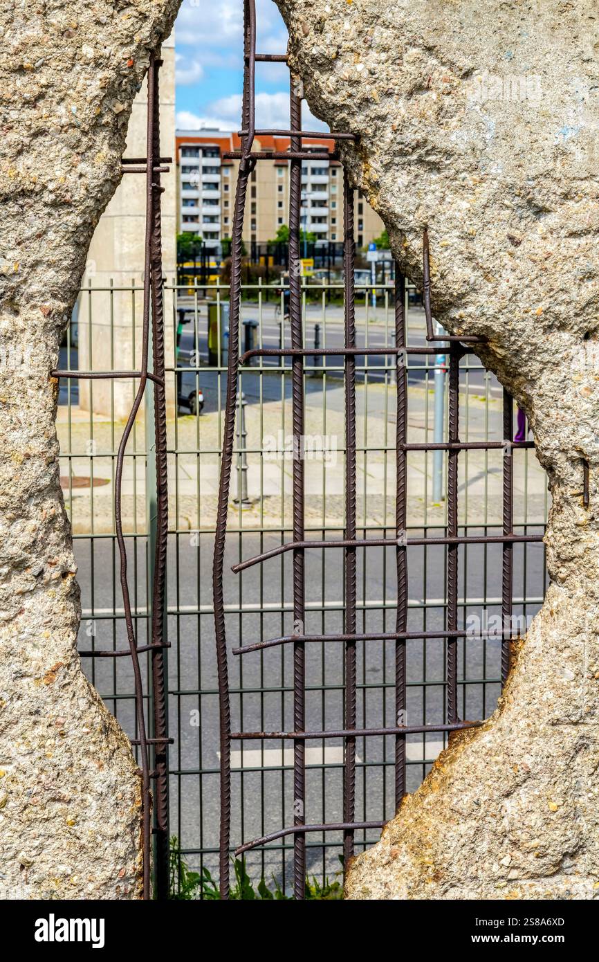 Buca e armatura resti del muro di Berlino. Wall separò Berlino Ovest dalla Germania Est dal 1961 al 1989 per impedire ai tedeschi dell'Est di fuggire. Foto Stock