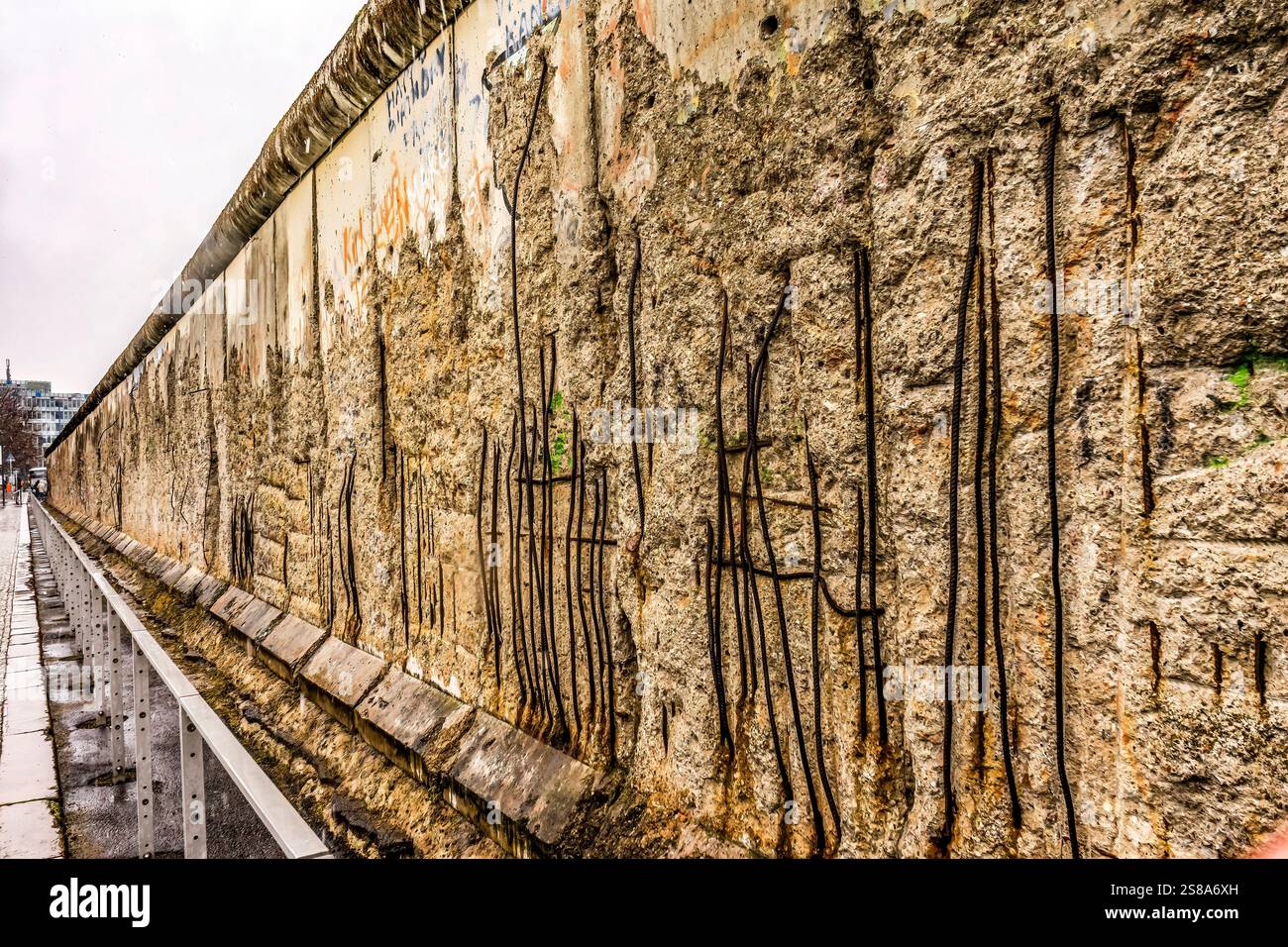 Resti del muro di Berlino. Wall separò Berlino Ovest dalla Germania Est dal 1961 al 1989 per impedire ai tedeschi dell'Est di fuggire. Foto Stock