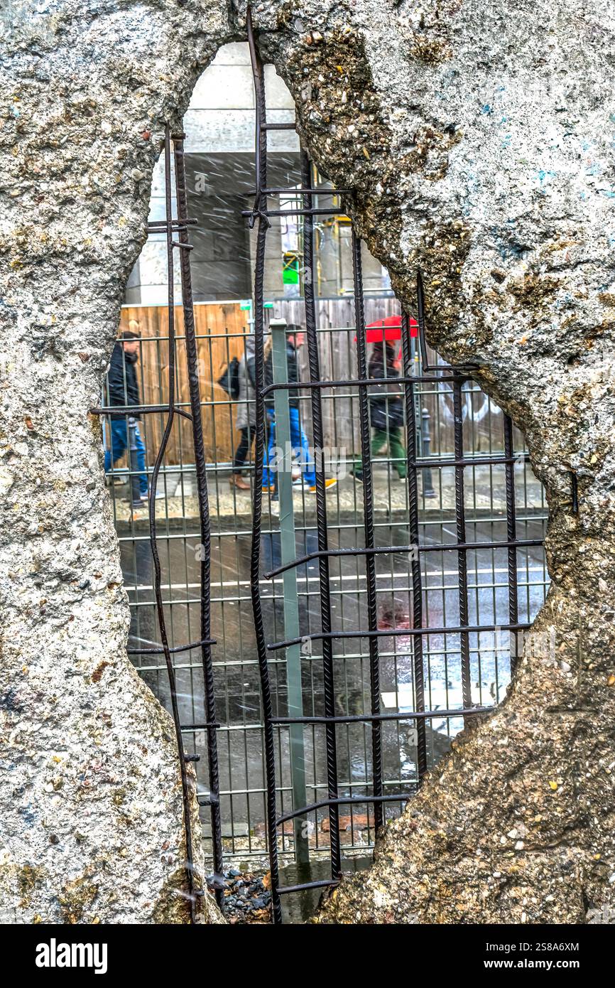 Buca e armatura del muro di Berlino. Wall separò Berlino Ovest dalla Germania Est dal 1961 al 1989 per impedire ai tedeschi dell'Est di fuggire. Foto Stock
