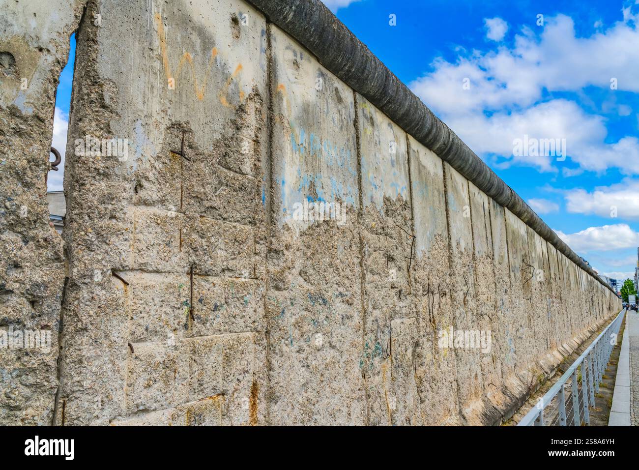 Resti del muro di Berlino. Wall separò Berlino Ovest dalla Germania Est dal 1961 al 1989 per impedire ai tedeschi dell'Est di fuggire. Foto Stock