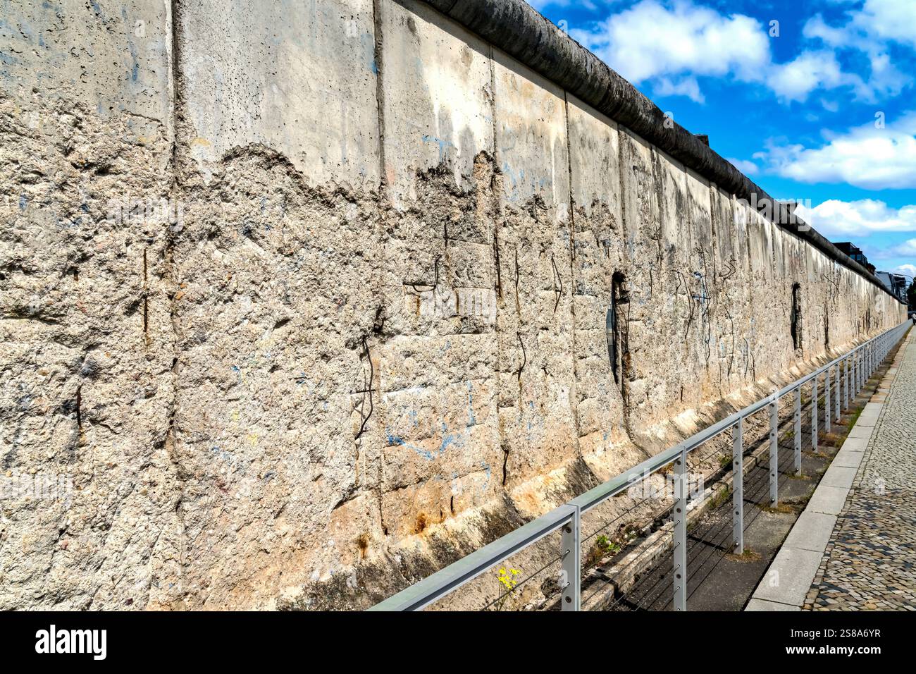Resti del muro di Berlino. Wall separò Berlino Ovest dalla Germania Est dal 1961 al 1989 per impedire ai tedeschi dell'Est di fuggire. Foto Stock