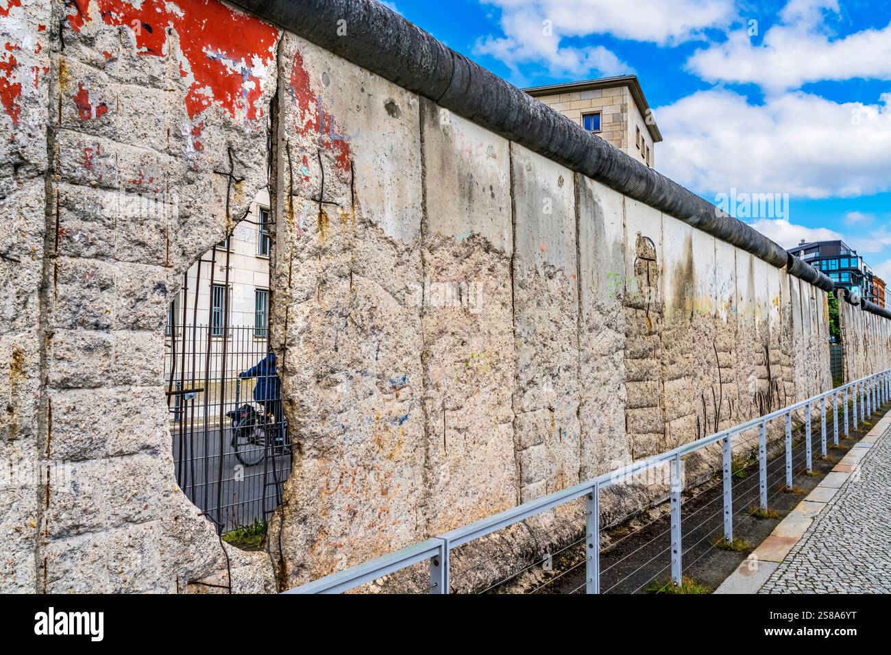 Parco pubblico del muro di Berlino. Wall separò Berlino Ovest dalla Germania Est dal 1961 al 1989 per impedire ai tedeschi dell'Est di fuggire. Foto Stock
