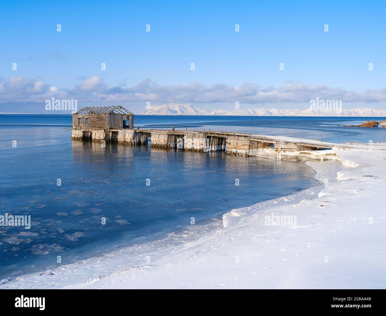 Rovine della città mineraria russa. Costa di Colesbukta parte di Isfjorden durante l'inverno, sull'isola di Spitsbergen nell'arcipelago delle Svalbard. Artico, Norvegia. Foto Stock