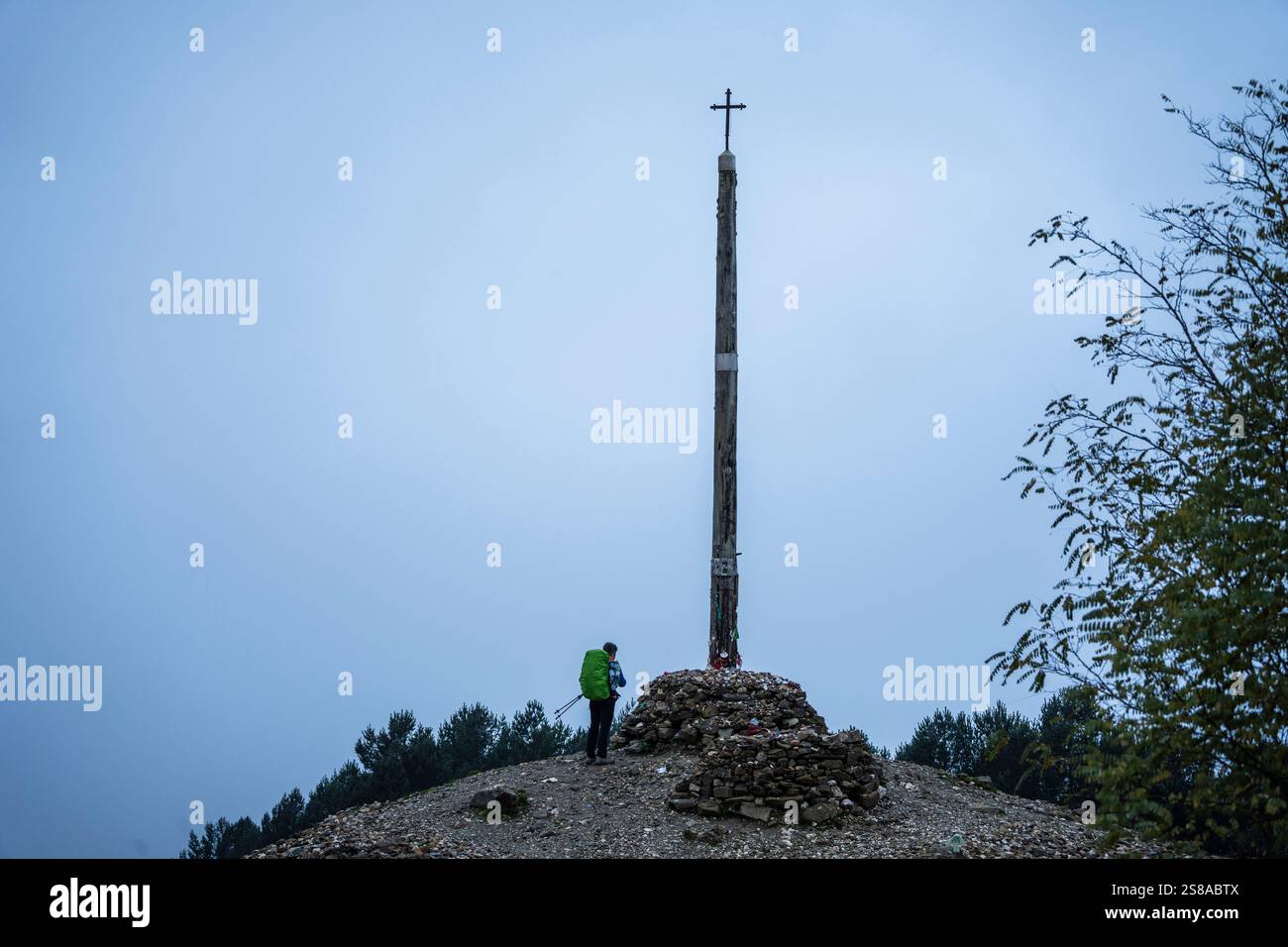 Cruz de ferro (Croce di ferro), collina di Foncebadón, regione di Bierzo, Castiglia e León, Spagna. Foto Stock