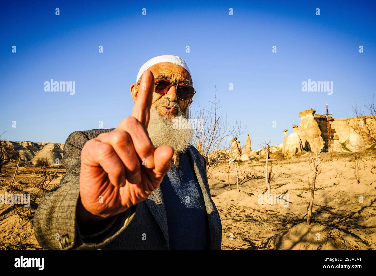 Imam islamico sorridente, Cavusin, Cappadocia, Anatolia centrale, Turchia, Asia. Foto Stock