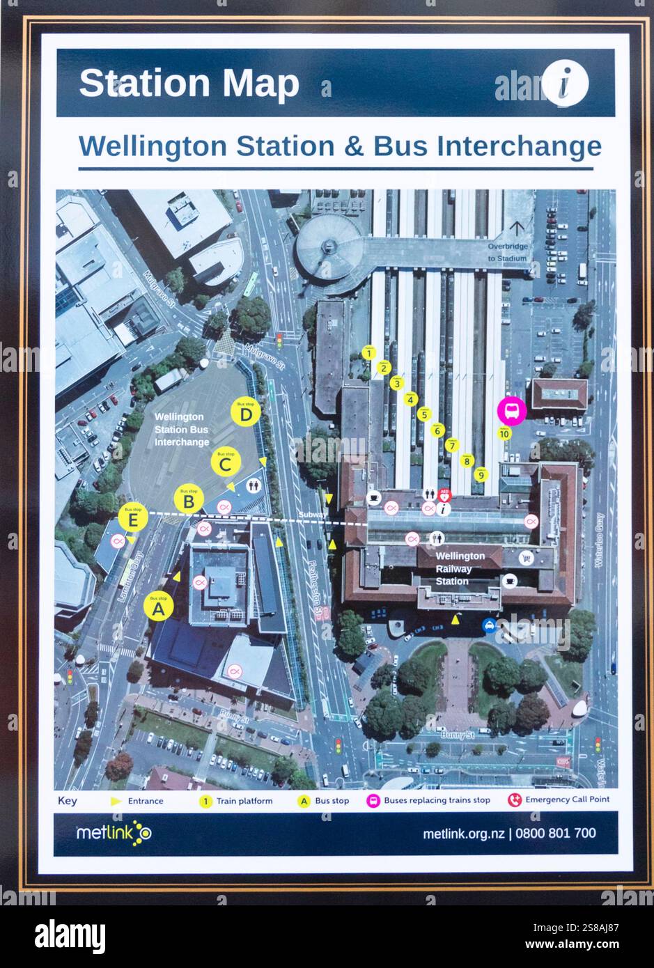 Wellington, nuova Zelanda - 13 dicembre 2024: Una mappa della stazione ferroviaria di Wellington e dello svincolo degli autobus, affiancata lungo la piattaforma ferroviaria per i passeggeri Foto Stock