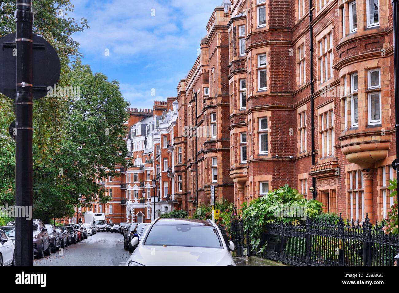 Fila di vecchi condomini nel centro di Londra Foto Stock