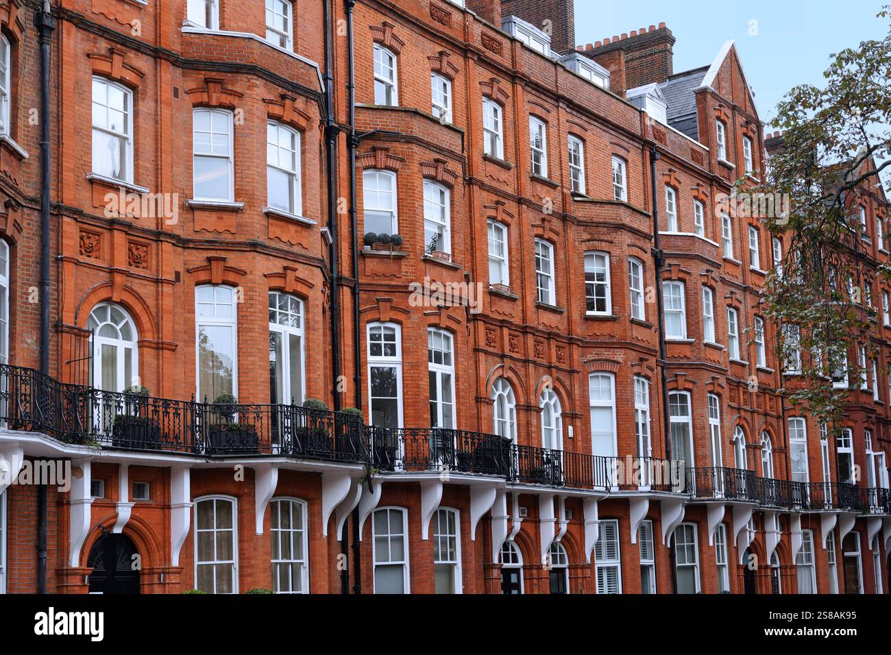 Fila di vecchi condomini nel centro di Londra Foto Stock