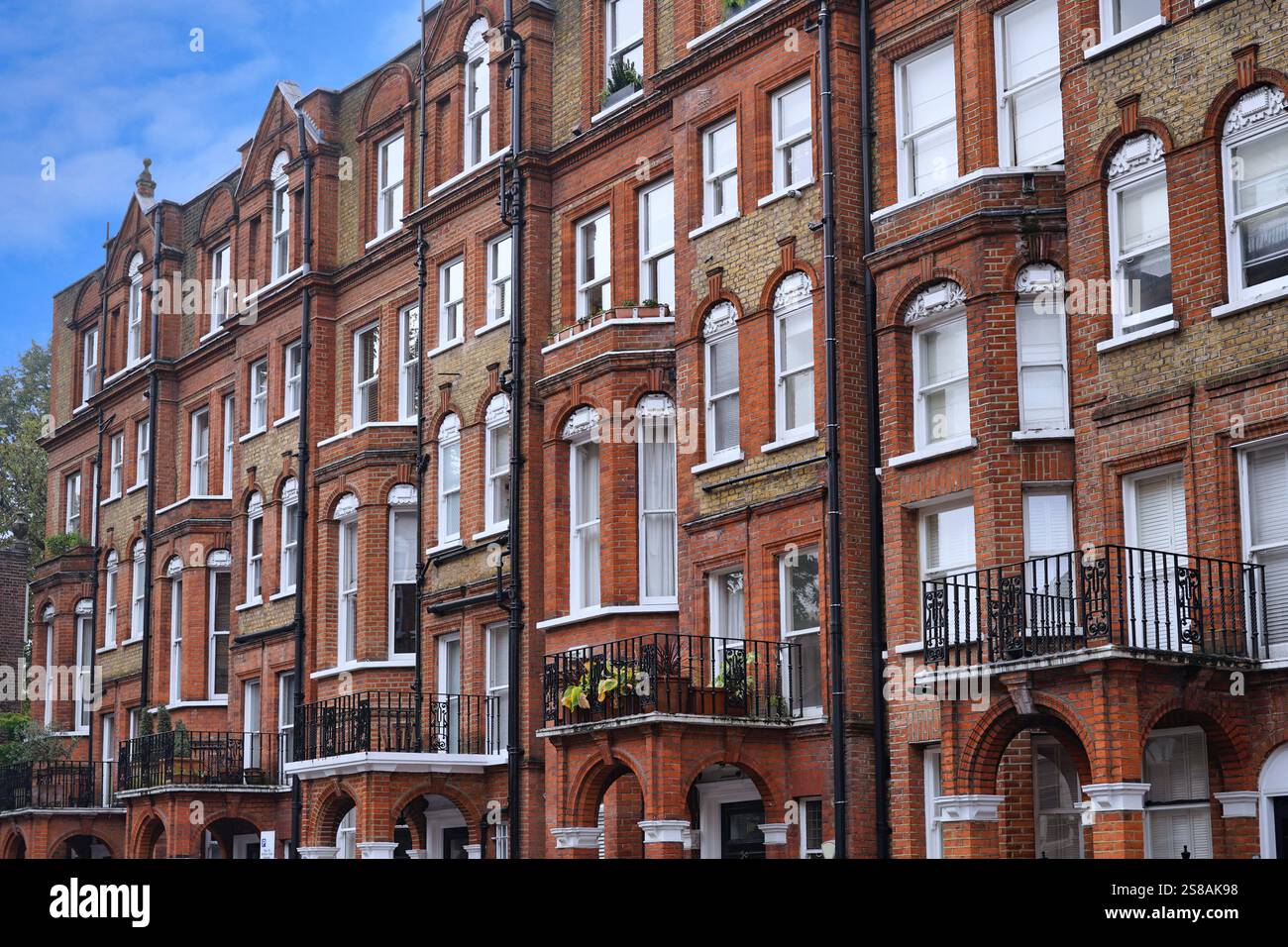 Fila di vecchi condomini nel centro di Londra Foto Stock