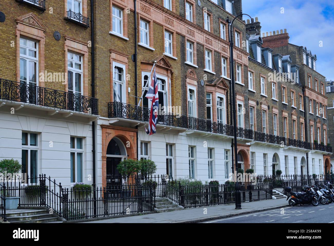 Fila di vecchi condomini nel centro di Londra Foto Stock