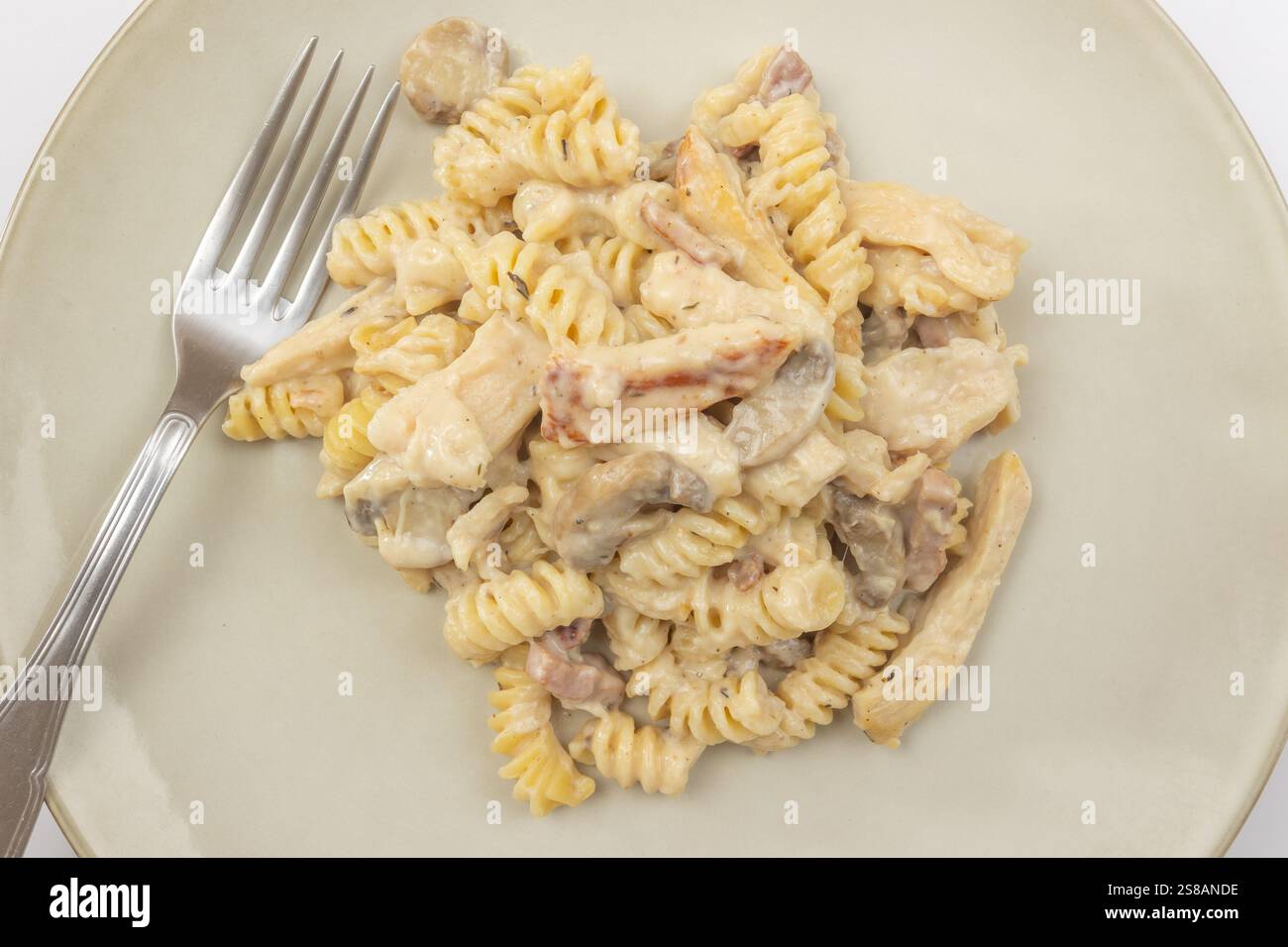 piatto di pasta fusilli con pollo e funghi Foto Stock