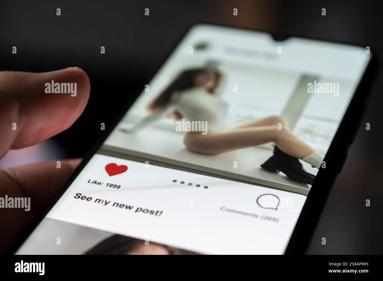 Uomo che dà un "mi piace" a una foto sui social media o che fa scorrere il dito sull'app di incontri online. Icona del cuore che spinge il dito sullo schermo nell'applicazione per smartphone. Amico, fol Foto Stock