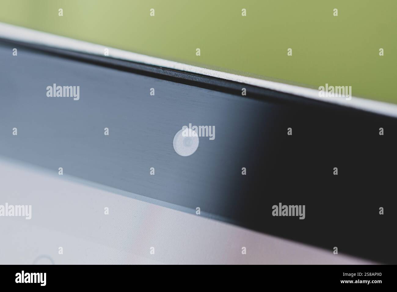 obiettivo della fotocamera mobile su sfondo nero, vista macro. la fotocamera anteriore dello smartphone. Foto Stock