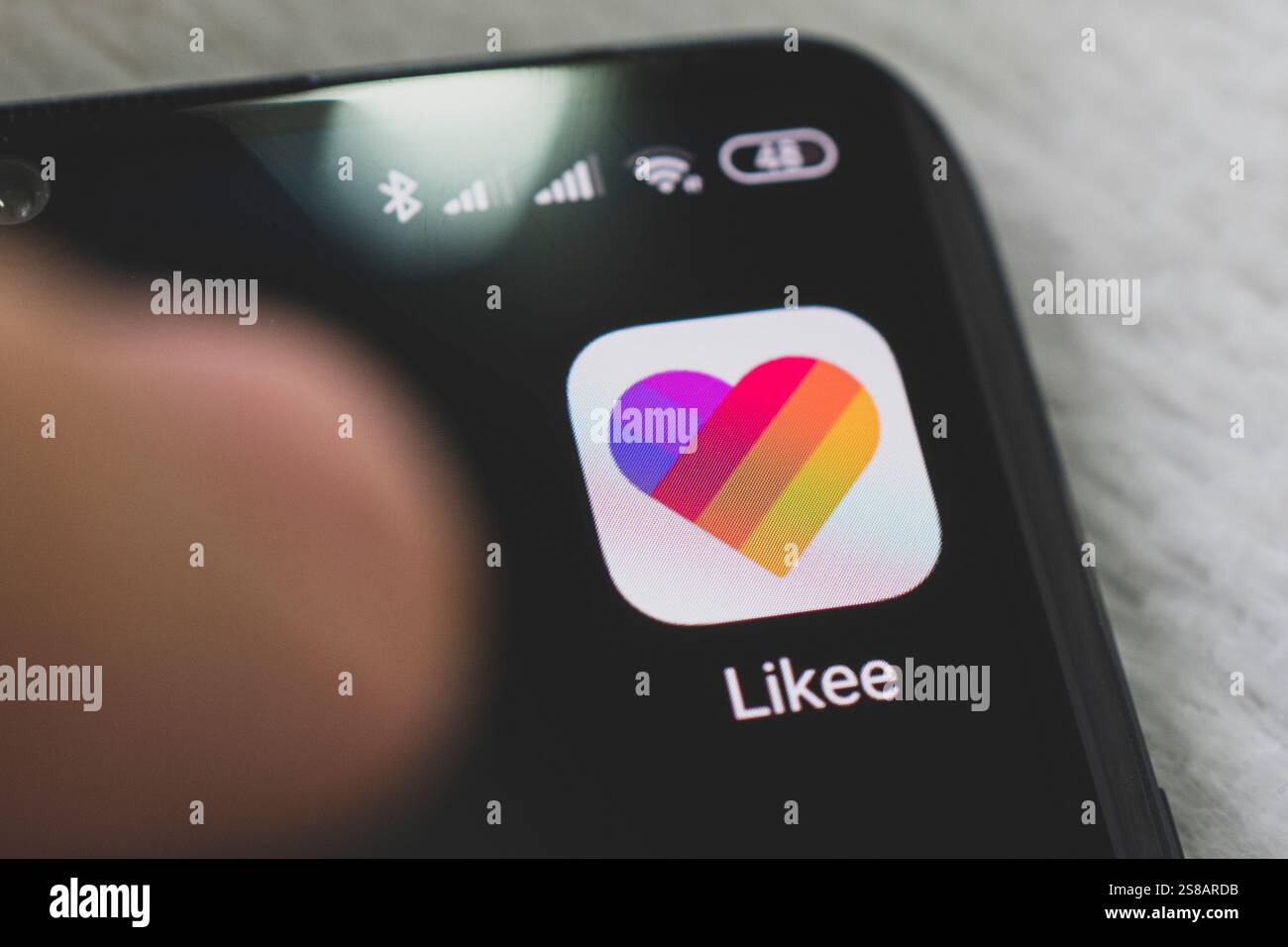 Il logo di Likee - un'applicazione molto diffusa per guardare video su uno smartphone nero. Barnaul. Russia. 4 febbraio 2021 Foto Stock