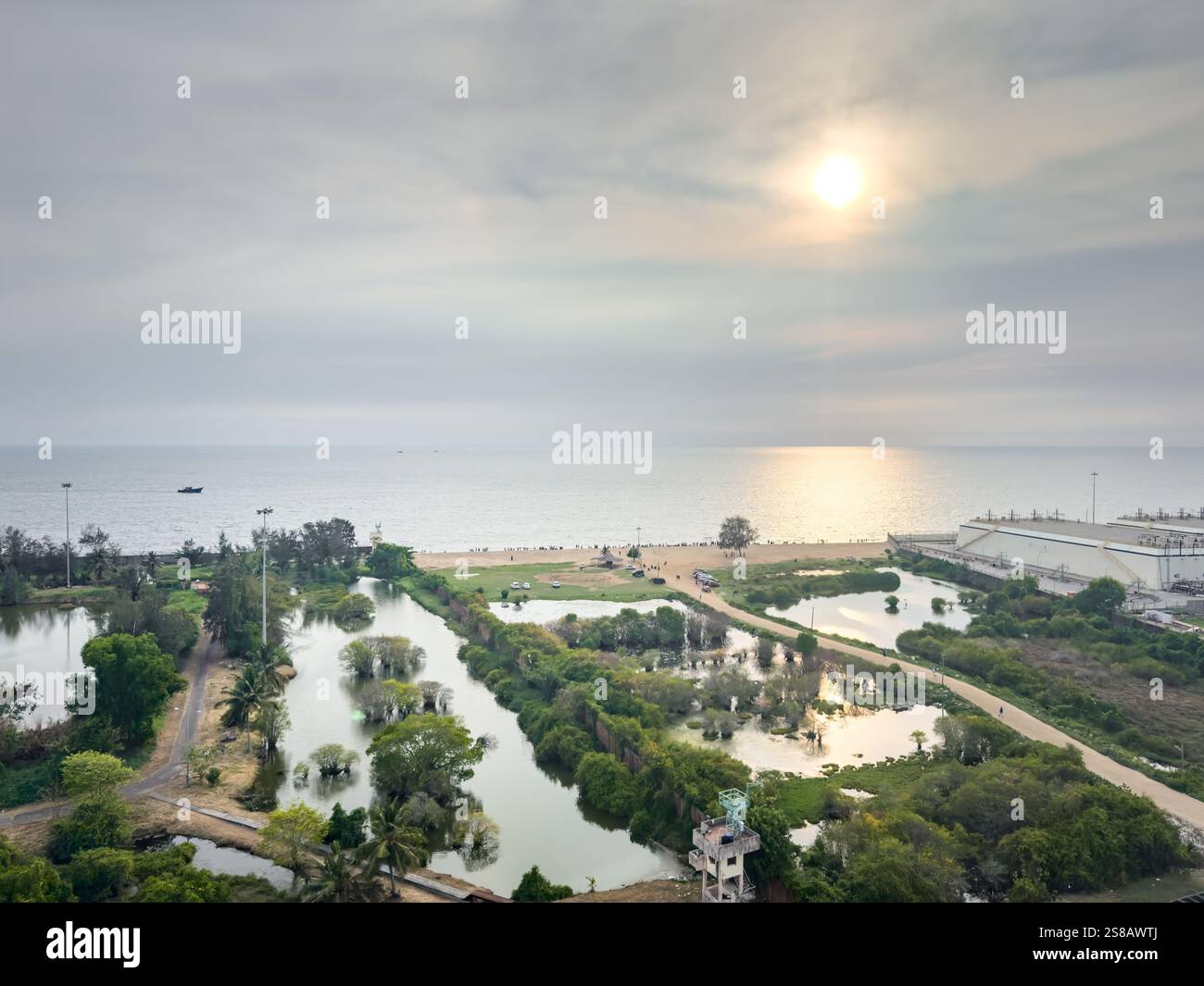 Vypin Island, Kerala, India - 14 maggio 2024: Vista mozzafiato dell'isola di Vypin e della spiaggia di Puthuvype dal faro di Vypin. Foto Stock