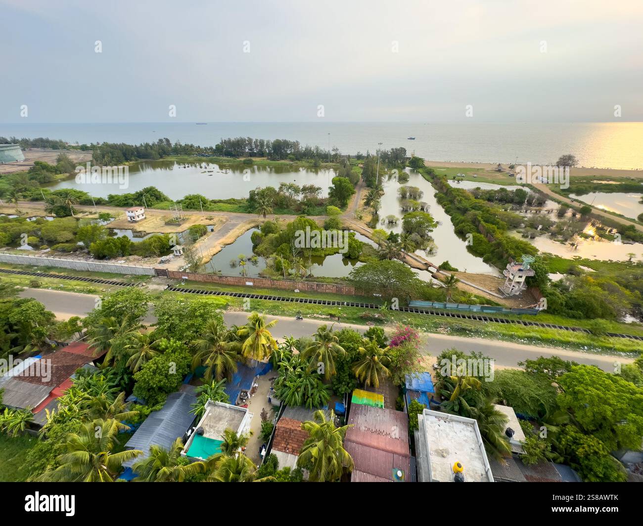 Vypin Island, Kerala, India - 14 maggio 2024: Vista mozzafiato dell'isola di Vypin e della spiaggia di Puthuvype dal faro di Vypin. Foto Stock