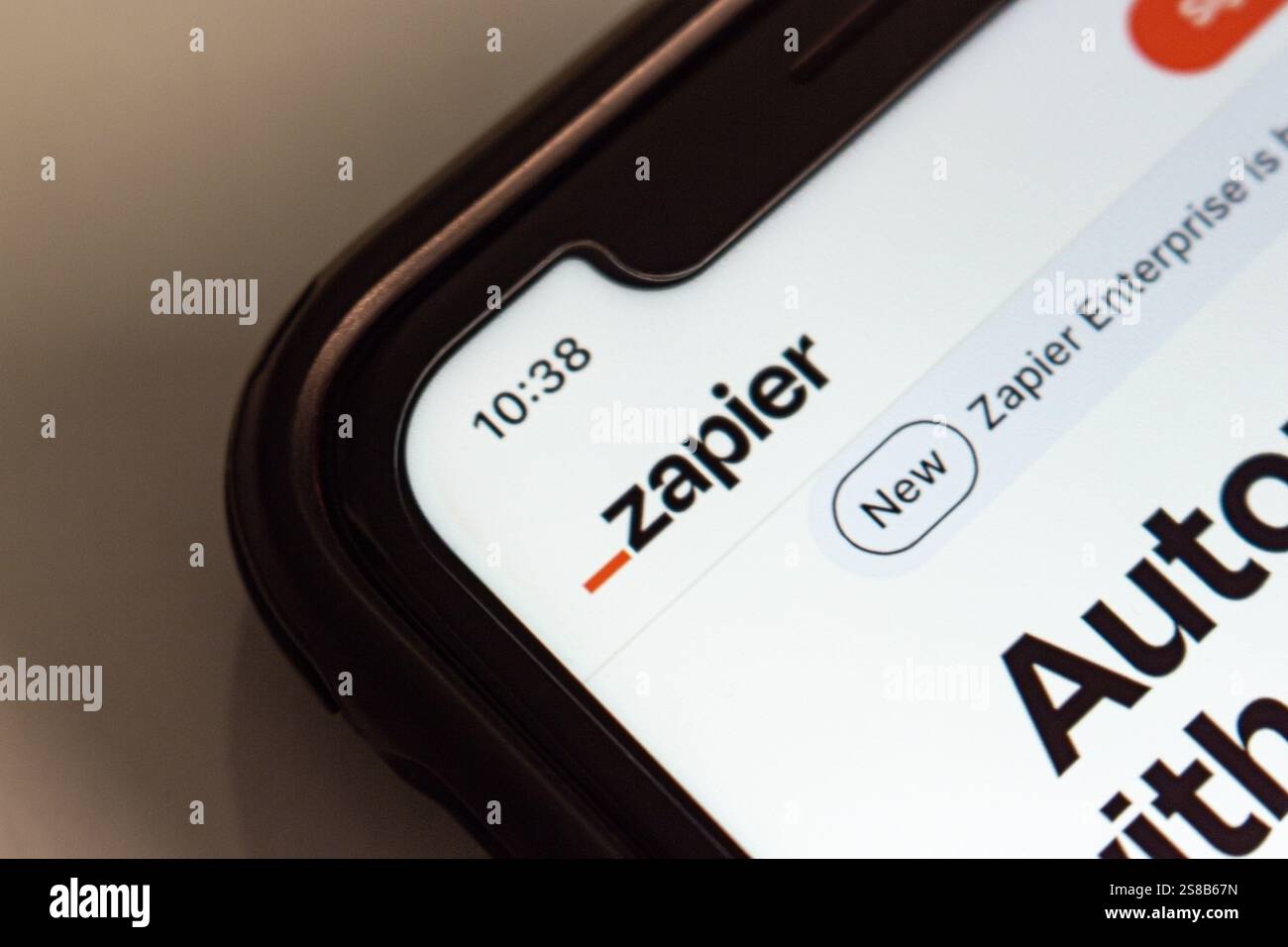 Il sito Web di Zapier viene visualizzato su un iPhone. Zapier è una piattaforma che collega le app e automatizza i flussi di lavoro, creando "zaps" Foto Stock