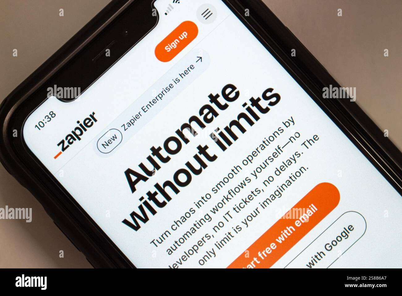 Il sito Web di Zapier viene visualizzato su un iPhone. Zapier è una piattaforma che collega le app e automatizza i flussi di lavoro, creando "zaps" Foto Stock