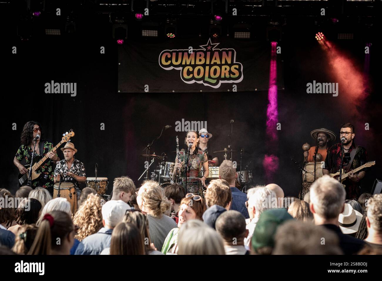 I Cumbian Colors si esibiscono in concerto alla VoxHall, Aarhus, Danimarca Foto Stock