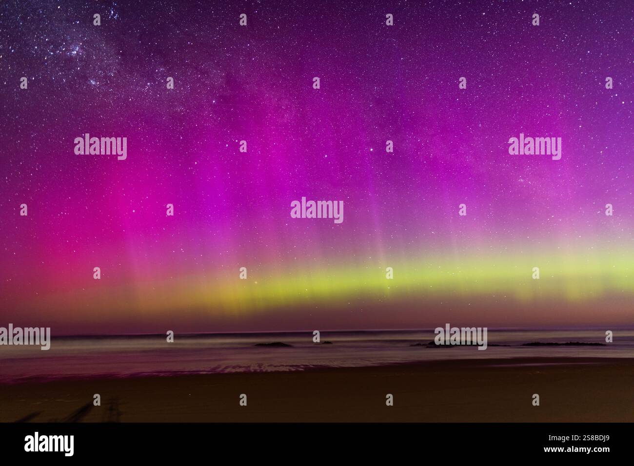 La splendida aurora australe (aurora australis) mette in mostra Dunedin, regione di Otago, nuova Zelanda. Foto Stock