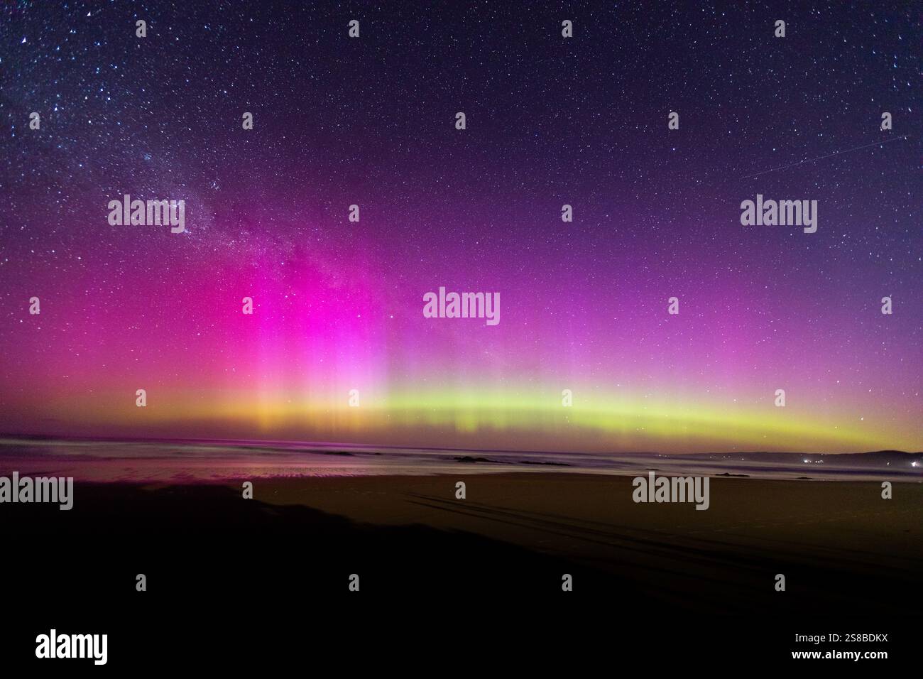 La splendida aurora australe (aurora australis) mette in mostra Dunedin, regione di Otago, nuova Zelanda. Foto Stock