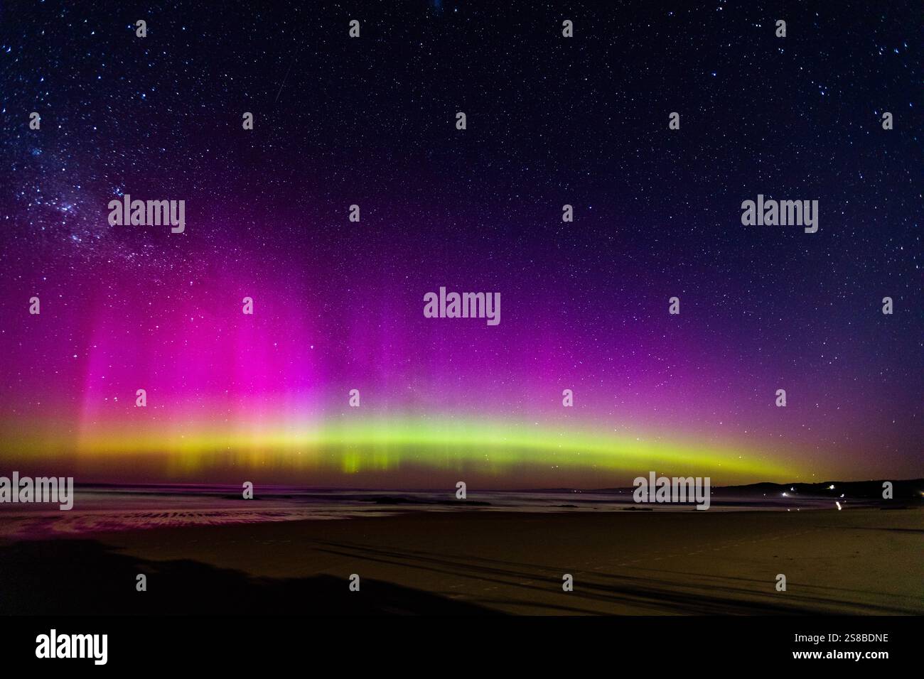 La splendida aurora australe (aurora australis) mette in mostra Dunedin, regione di Otago, nuova Zelanda. Foto Stock