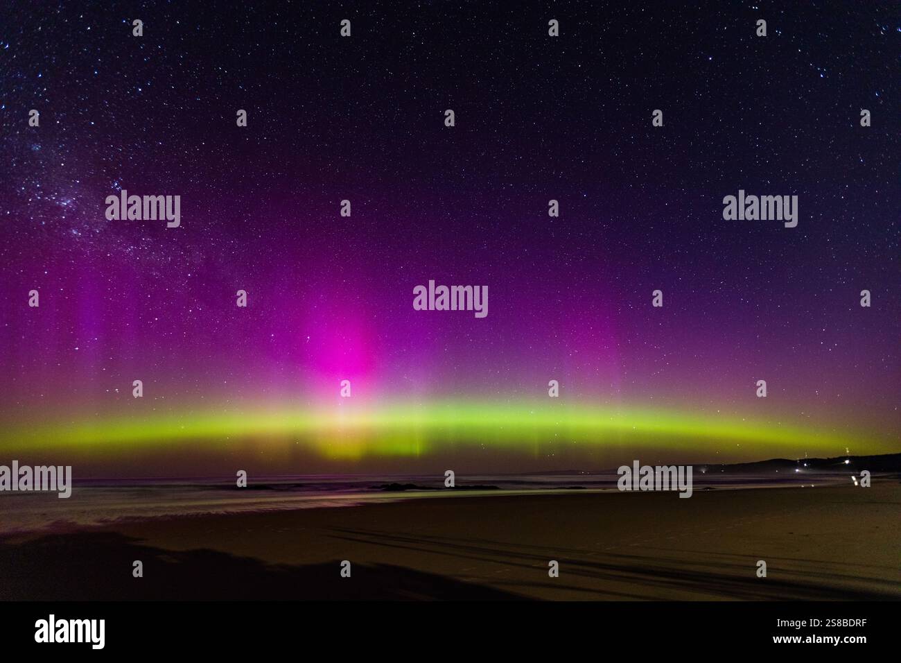 La splendida aurora australe (aurora australis) mette in mostra Dunedin, regione di Otago, nuova Zelanda. Foto Stock