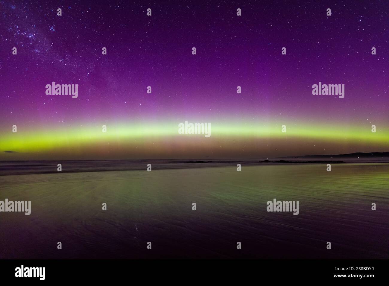 La splendida aurora australe (aurora australis) mette in mostra Dunedin, regione di Otago, nuova Zelanda. Foto Stock