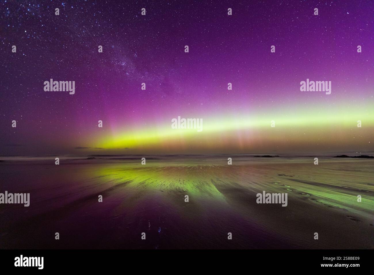 La splendida aurora australe (aurora australis) mette in mostra Dunedin, regione di Otago, nuova Zelanda. Foto Stock