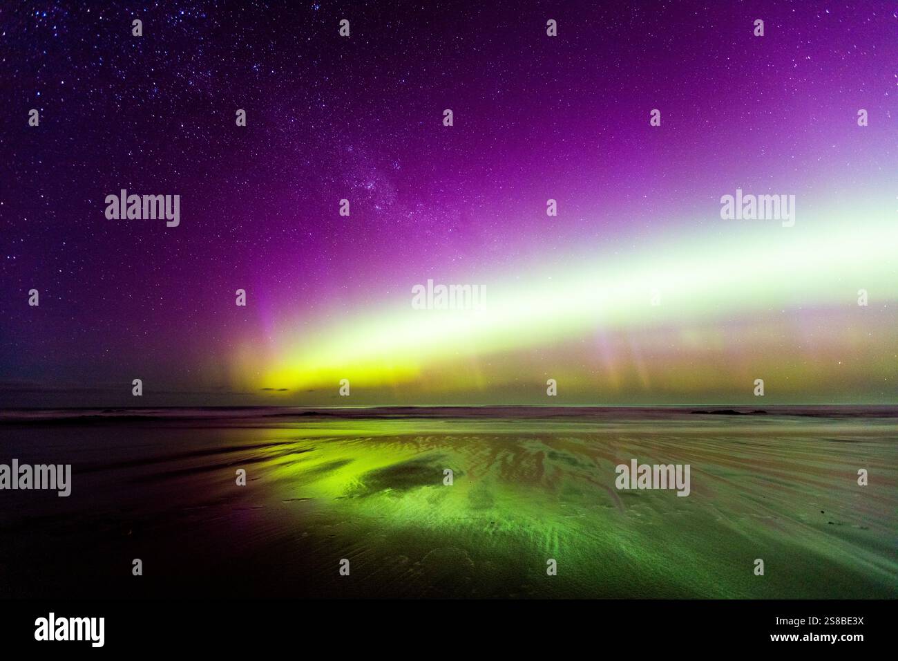 La splendida aurora australe (aurora australis) mette in mostra Dunedin, regione di Otago, nuova Zelanda. Foto Stock