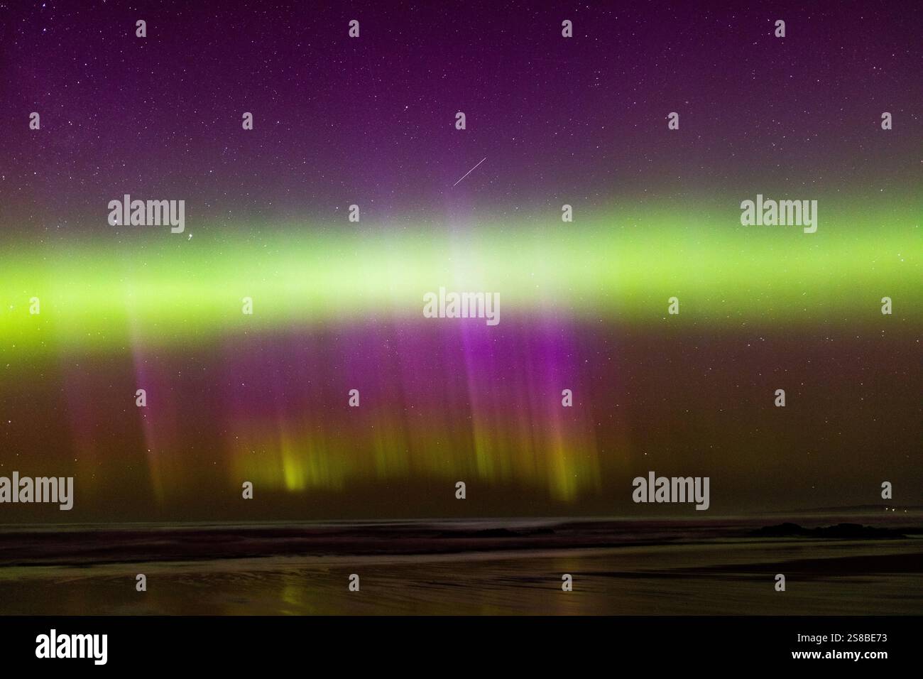 La splendida aurora australe (aurora australis) mette in mostra Dunedin, regione di Otago, nuova Zelanda. Foto Stock