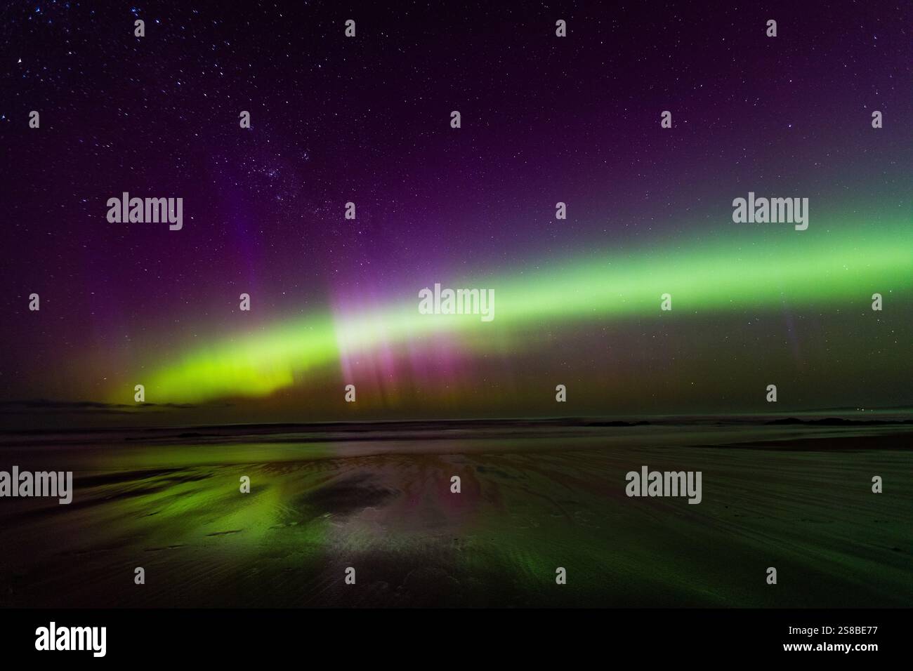 La splendida aurora australe (aurora australis) mette in mostra Dunedin, regione di Otago, nuova Zelanda. Foto Stock