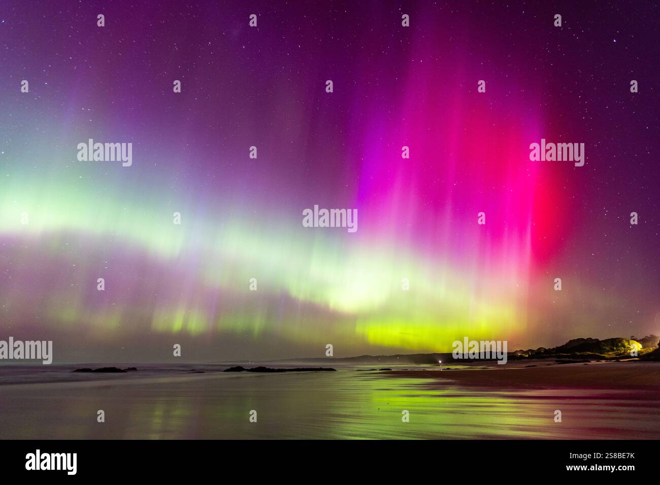 La splendida aurora australe (aurora australis) mette in mostra Dunedin, regione di Otago, nuova Zelanda. Foto Stock